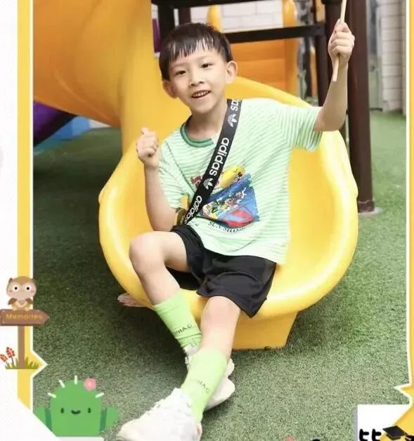 满满一地的练字本,都是世豪坚持练字的最好证明!相关学习记录